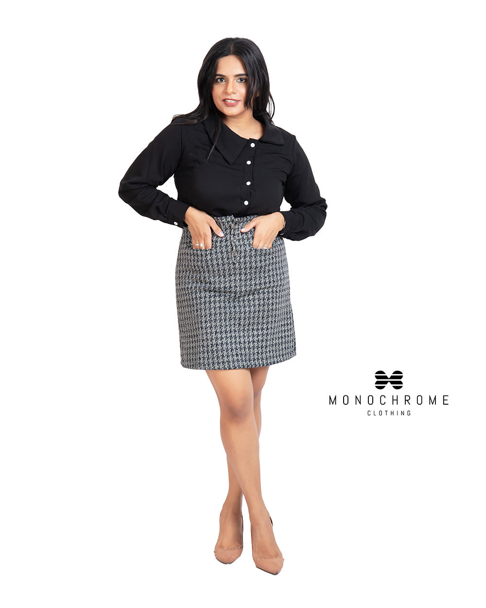 Front buttoned skirt with cut pockets