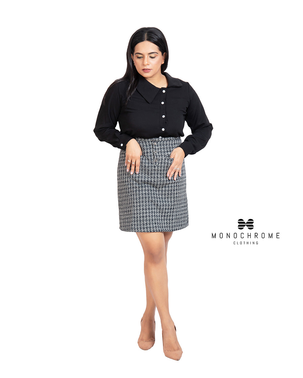 Front buttoned skirt with cut pockets